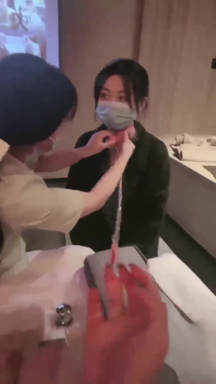 貂蝉足浴店直播调教   #貂蝉 #套路直播 #足疗 #字母圈 #调教足浴店调教两只母狗，长相和性格各不一样的母狗舔妈妈的脚，听着妈妈持续不断的言语调教