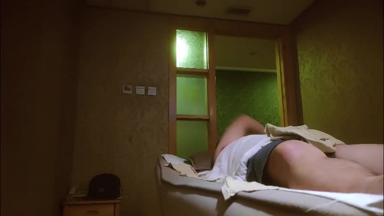 #偷拍 小表妹寻欢会所很有韵味熟女技师按摩完再开操张开大长腿扣穴调情按摩床上侧入猛操会所很有韵味熟女技师按摩完再开操张开大长腿扣穴调情按摩床上侧入猛操