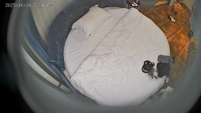 2048.vip-10-5流出酒店情趣圆床偷拍 时尚前卫打扮男女开房有点角色互换性别的意思