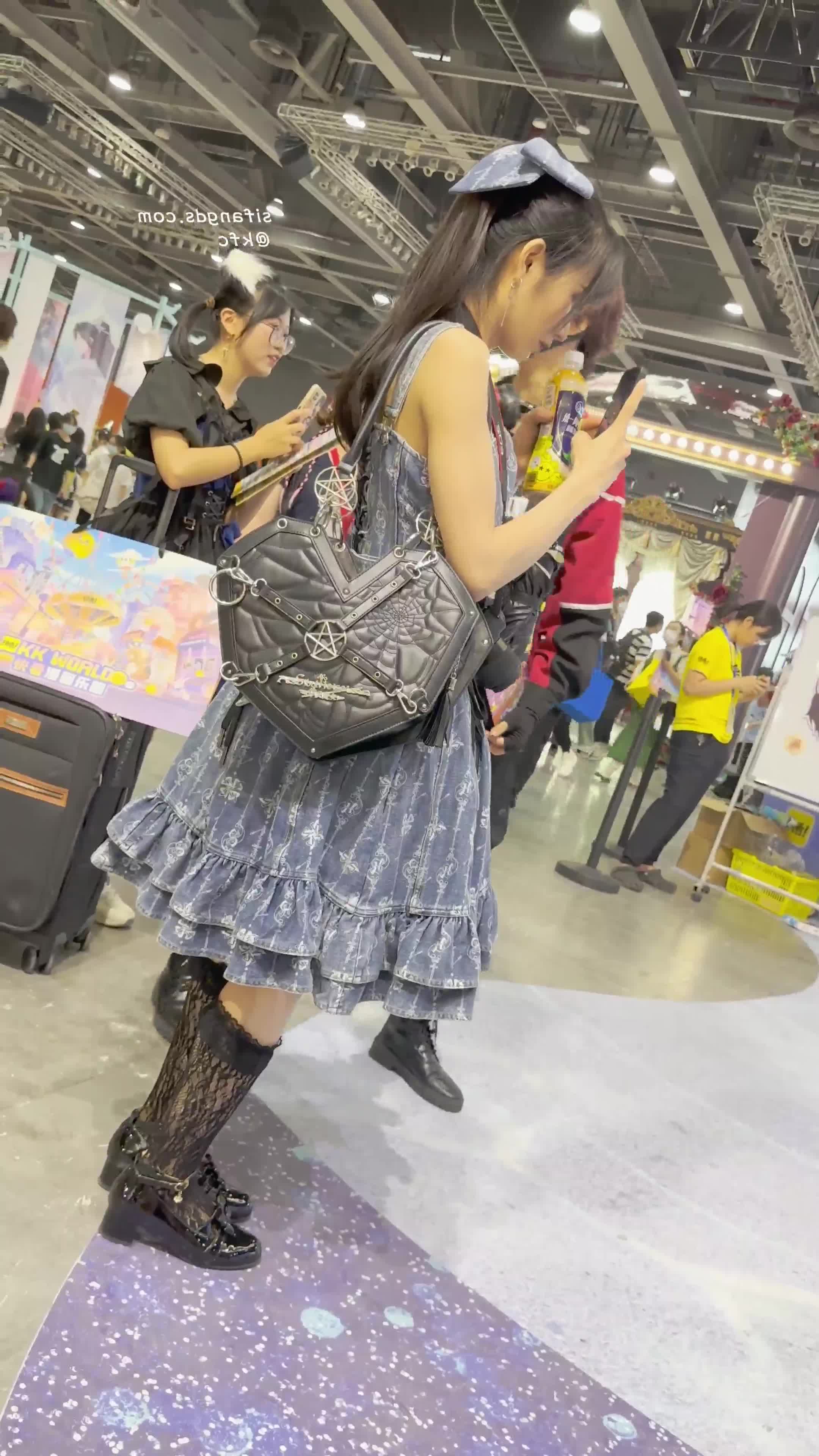 2048.vip-KFC】大神潜入漫展现场一路跟踪抄底3位玩Cosplay的漂亮小姐姐 各种漂亮性感的小内内