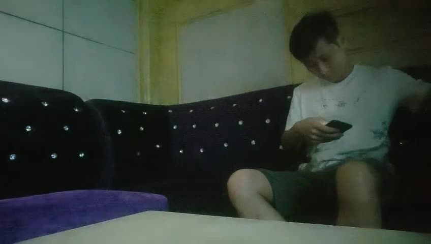 大型KTV现场选妃，挑了个年轻的妹子陪唱歌，摸奶摸逼，脱了裤子直接摁沙发上强插不停