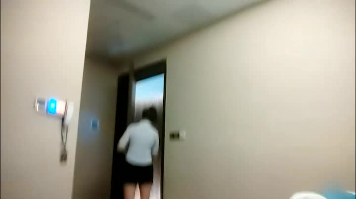 【探访按摩店】会所找骚女技师，解开衬衣开档黑丝，埋头吃屌摸穴，骑乘位大屁股猛砸