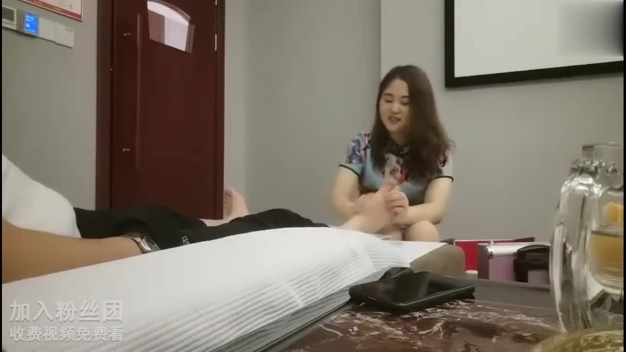 正规足浴强撩矜持人妻为养女儿初下海金钱面前被任意玩弄