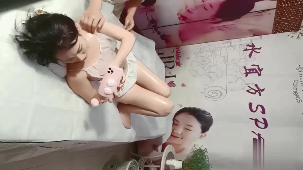 漂亮女人按摩SPA一边按摩一边和老公视频！