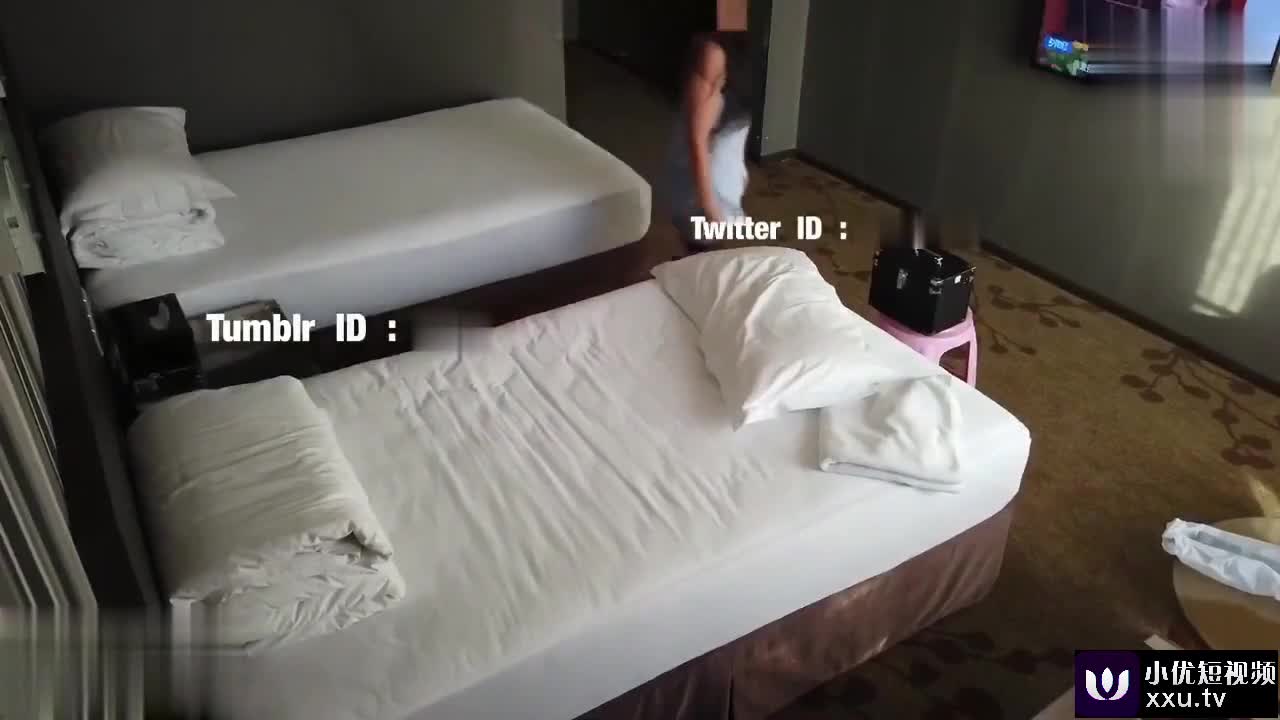 『推特绿帽大神YQ未流出劲作』老婆开着门勾引洗浴按摩师啪啪