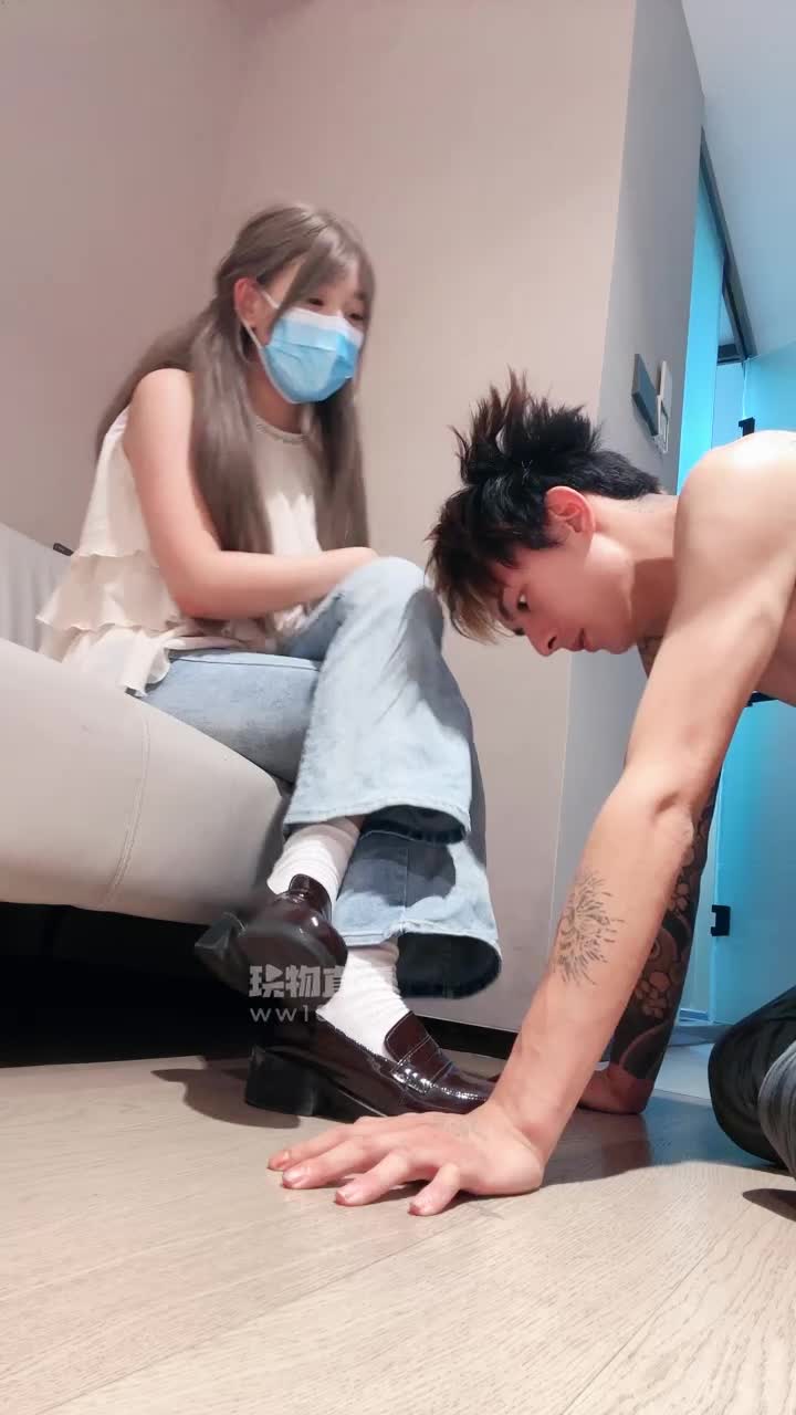 2048.hk@乔治小雨大王TJ:伺候小雨大王s语言羞辱脏臭白棉袜疯狂舔玉足坐脸窒息深喉插吐2025-08-08