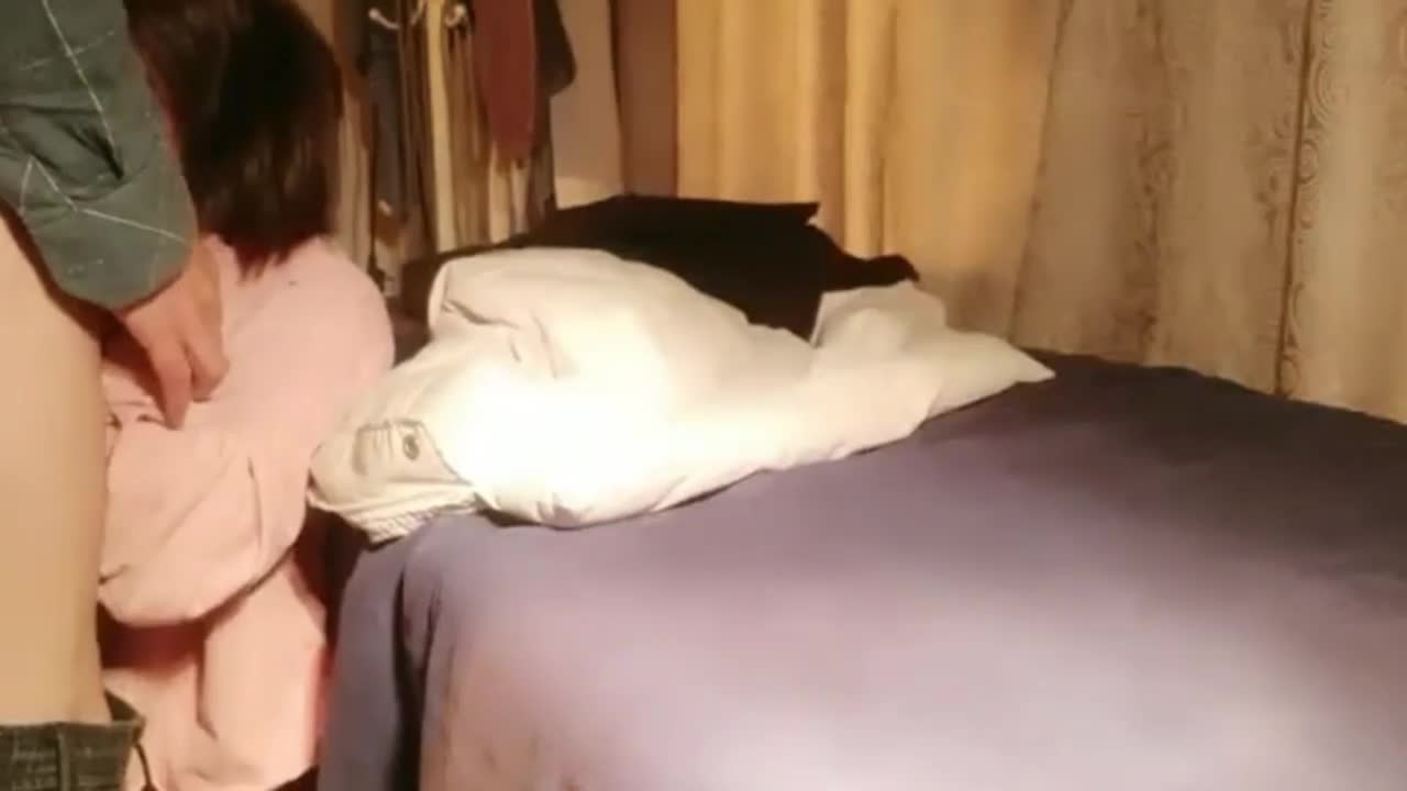 【真实女子SPA】徒弟过来按摩床上啪啪，口交扣逼侧入抽插呻吟娇踹大黑逼极其诱人