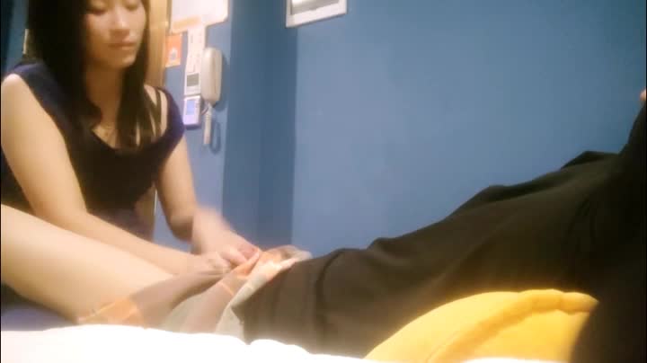 【探访按摩店】蓝色长裙御姐技师，抓着奶子一顿摸，掏出JB玩弄一番