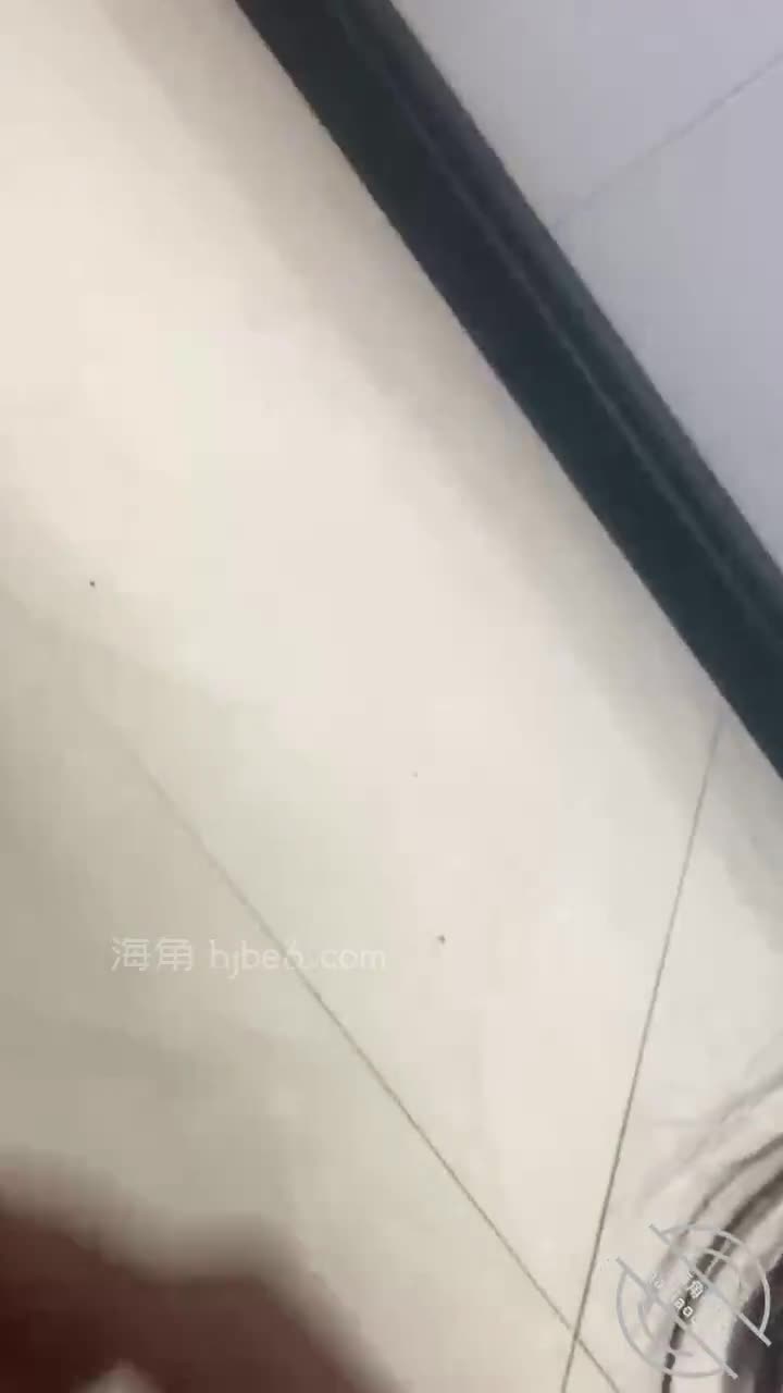 #周周和表哥 #迷翻 #表妹【海角精选】海角社区 周周的处女帖海角的朋友们大家好呀，我是周周，其实我在海角潜水好长时间了，我看大家第一篇帖子都是自我介绍，那就按照流程来吧哈哈，先做个自我介绍，我叫周周，今年20岁了，现在是某知名职专的一名学生（学校名字就不说了，要是被同学看到了就玩大了）身高170体重110额怎么说呢，就是那种梨形身材，大家能理解不不许说我胖，就算你们说了我也不听嘿嘿