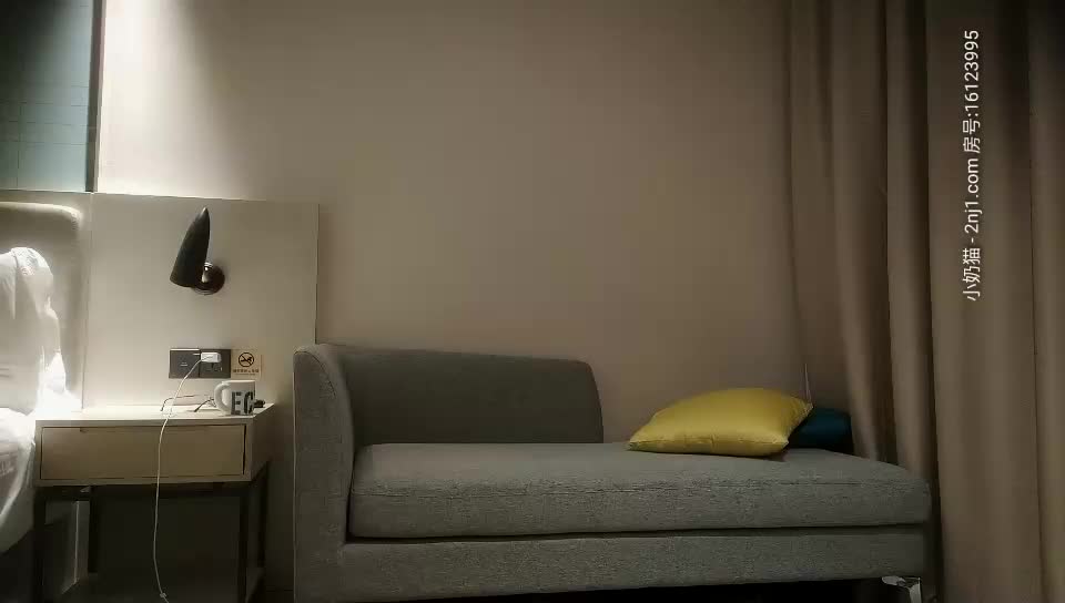 太子探花极品鸭哥代班约了个黑裙少妇,穿上情趣装沙发上骑坐后入猛操