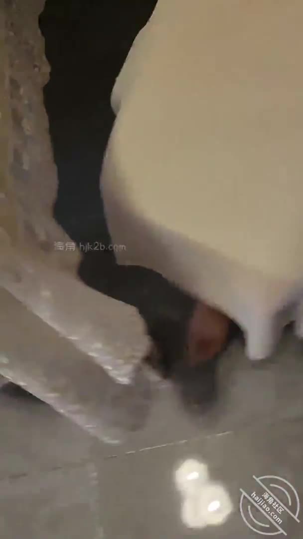 #我的大白二姐【海角精选】二姐勾引，欲擒故纵，说好一起拉着大姐当我进到客厅的时候二姐还没有察觉，只是还是再看手机，丝毫没有觉得自己的样子骚极了。