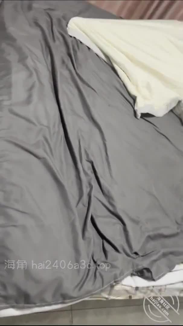 #极品巨乳妹妹鲍鱼逼 #嫩B #大奶　　【海角精选】妹妹趴着的时候是真的爽，看着身材。极品啊。后入的时候那个龟头一直顶到妹妹的子宫里。对话我就不说了。老哥们自己去看吧。爽死了。不得不说妹妹身材是真的好 胸大屁股圆 兄弟们 现在想想还是很刺激