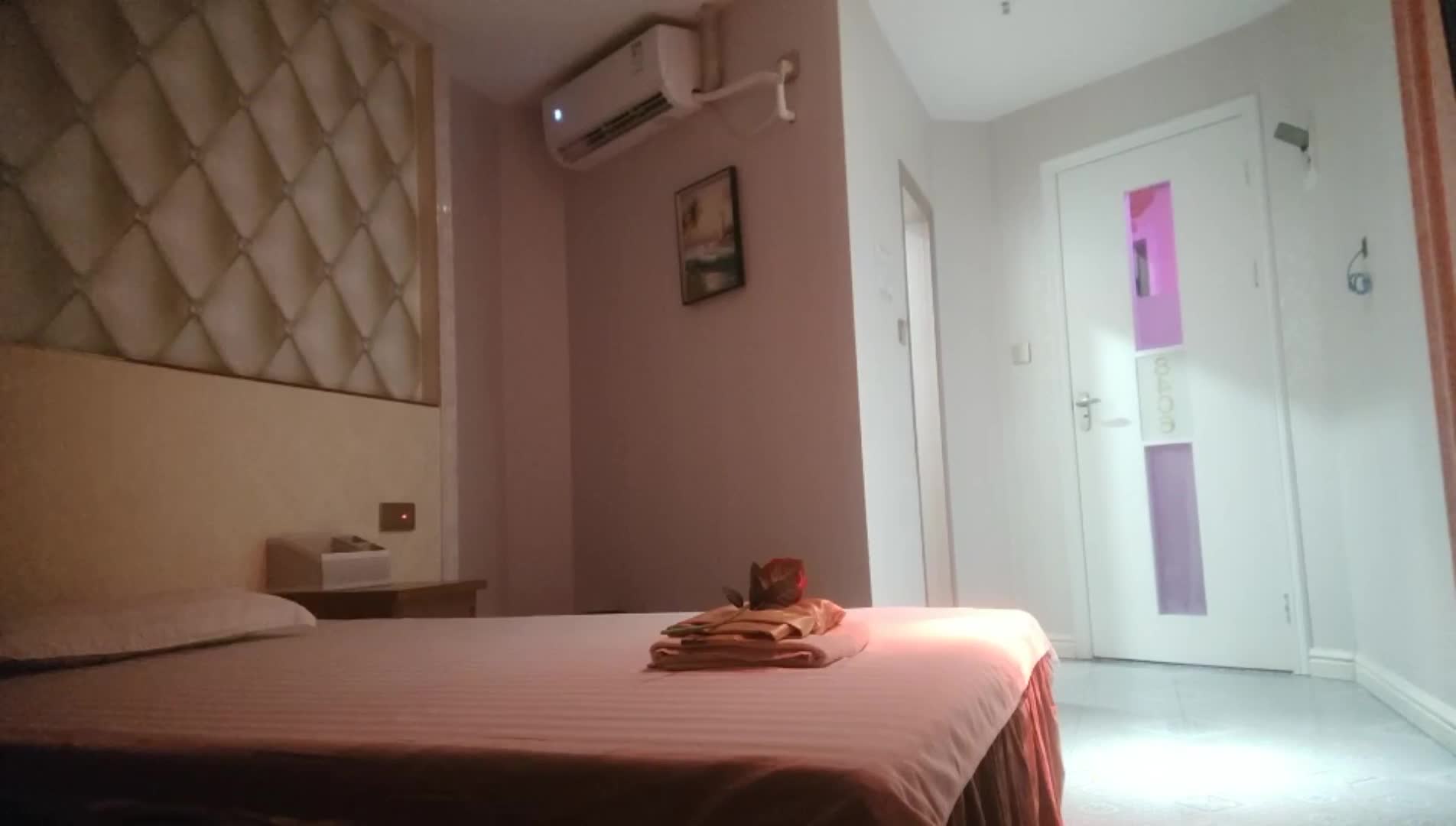 【小马探花】攻略女技师，肉感大奶骚女，掏出奶子埋头吸吮，半套服务猛舔口bao