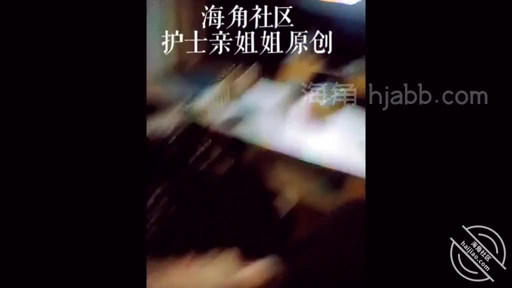 #护士亲姐姐 #姐弟 #少妇【海角精选】用力撕开姐姐的丝袜，把内裤扒到一边，去摸阴蒂。摸得姐姐流水后，顺势的我脱下裤子，让姐姐做了上去。这种不脱内裤，从内裤侧面插进去，我还的第一次，真的好爽，尤其还是跟自己的姐姐。干到一半的时候，我把灯全部打开，这时候姐姐也不会害羞了。最后姐姐快高潮的时候，又胡言乱语了，求我用力的操她，这种满足感，真的是舒服！走得时候，姐姐只能脱下我撕坏的丝袜，光腿回去！哈哈哈