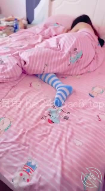 #家有爱女初长成 #父女 #爆操 【海角精选】【真实自拍】小女儿周末在家睡懒觉被我强制开机干到叫爸爸求饶 成功内射，其实射的很多，因为她太紧了，不太会流出来，这就是少女和少妇的区别吧·做完以后成功和解，也不生我气了。下面是视频全过程，中间多处对白，一镜到底