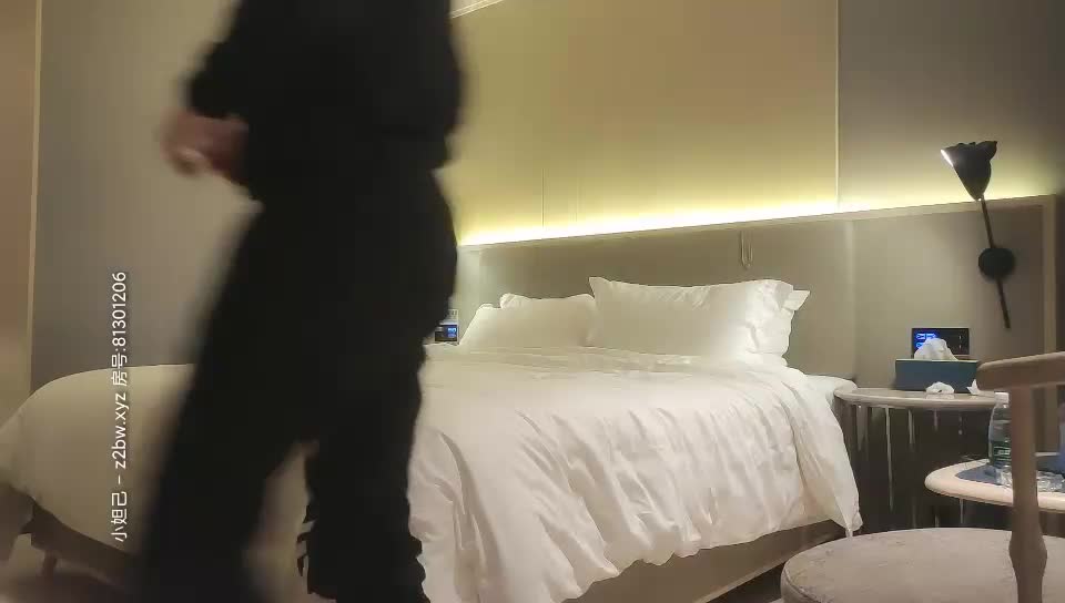 壹屌探花鸭哥上场约了个黑衣少妇啪啪,口交摸逼深喉上位骑坐抱起来猛操