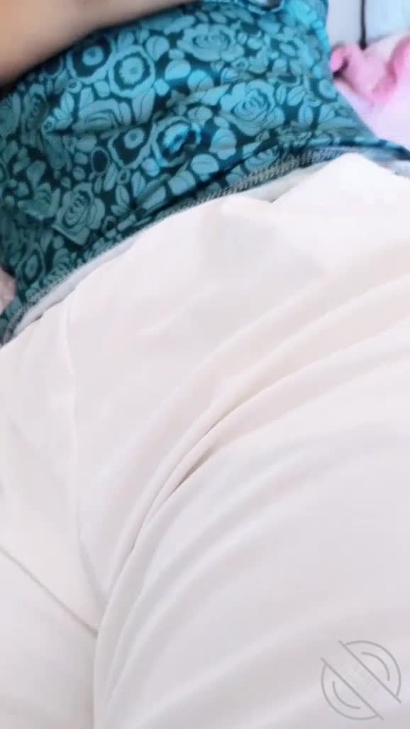 #床下为母床上为妻 #后入 #大屁股【海角精选】虽然母子俩可以相依为命，但是我成长中父爱的缺失也终究是个问题，很多以前没注意的小事在我开始发育后也成了麻烦，比如怎么刮胡子，比如怎么面对第一次遗精。特别是在应对性的方面，这是她一个母亲很难跟我启齿的，作为一个传统女性，她废了好大劲才突破自己的心里障碍，交我青春期的性知识……