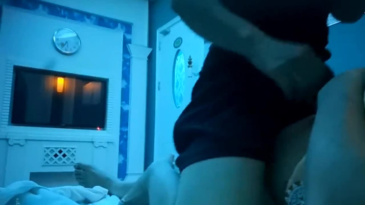 #偷拍会所开大偷拍万万没想到现在的按摩会所都能直接在包房里开大的蹭一蹭就滑进去了几个漂亮少妇技师很开放
