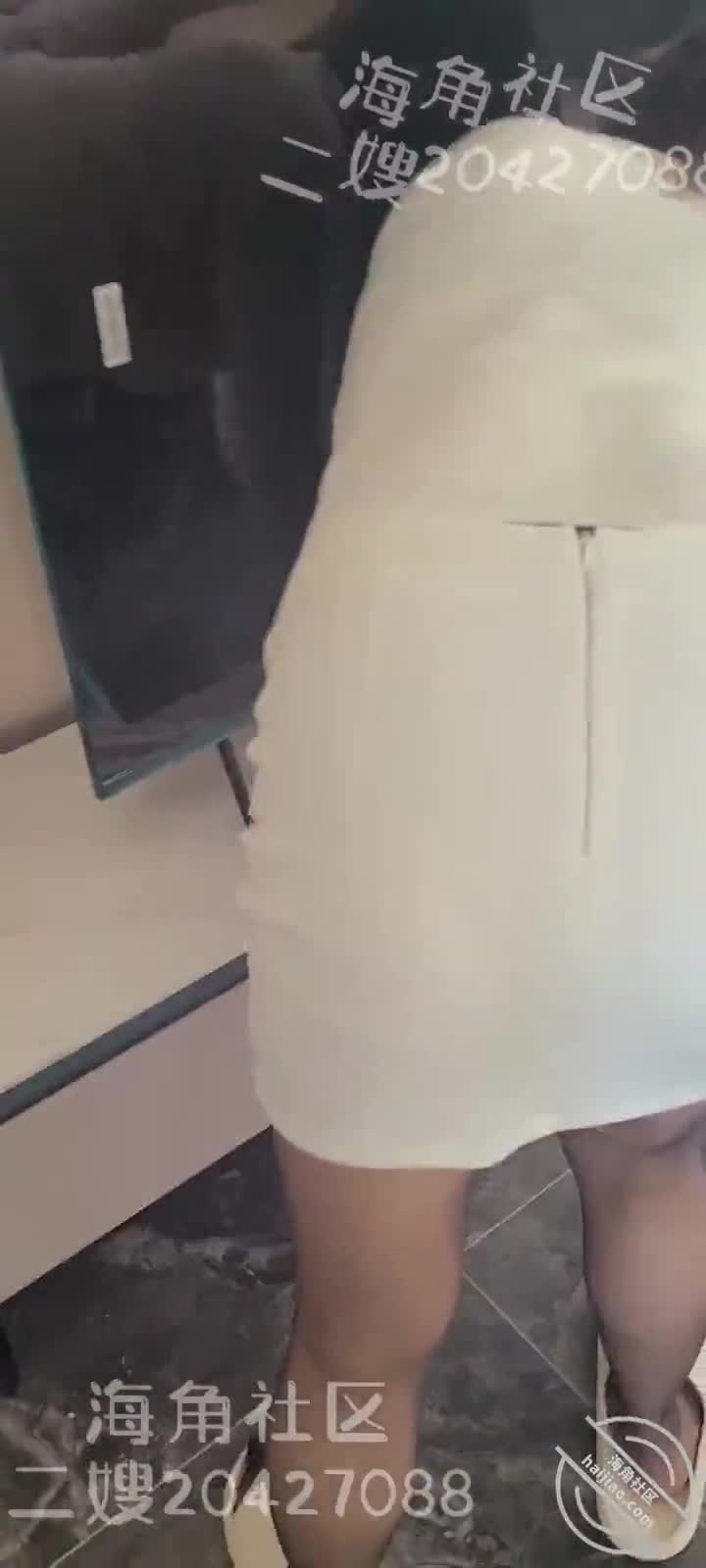 #二嫂 #嫂子 #偷情 #肥臀 #大屁股【海角精选】标题：我特么今天早晨看到我二嫂换衣服了我特么今天早晨看到我二嫂换衣服了，卧槽！！！——直到这会我想起来心脏依然砰砰砰的跳啊！我看海角三个月了。看各种乱伦好爽。我突然萌生一个可怕但又特么贼刺激的想法。。。海友们，我可以么？要是我爸妈知道了，我靠直接能把我抽死不可！——我特么想想都后怕我爸就是从小就对我很严厉的那种。哎，我已经语无伦次了。求大神支招，跪求(ε)