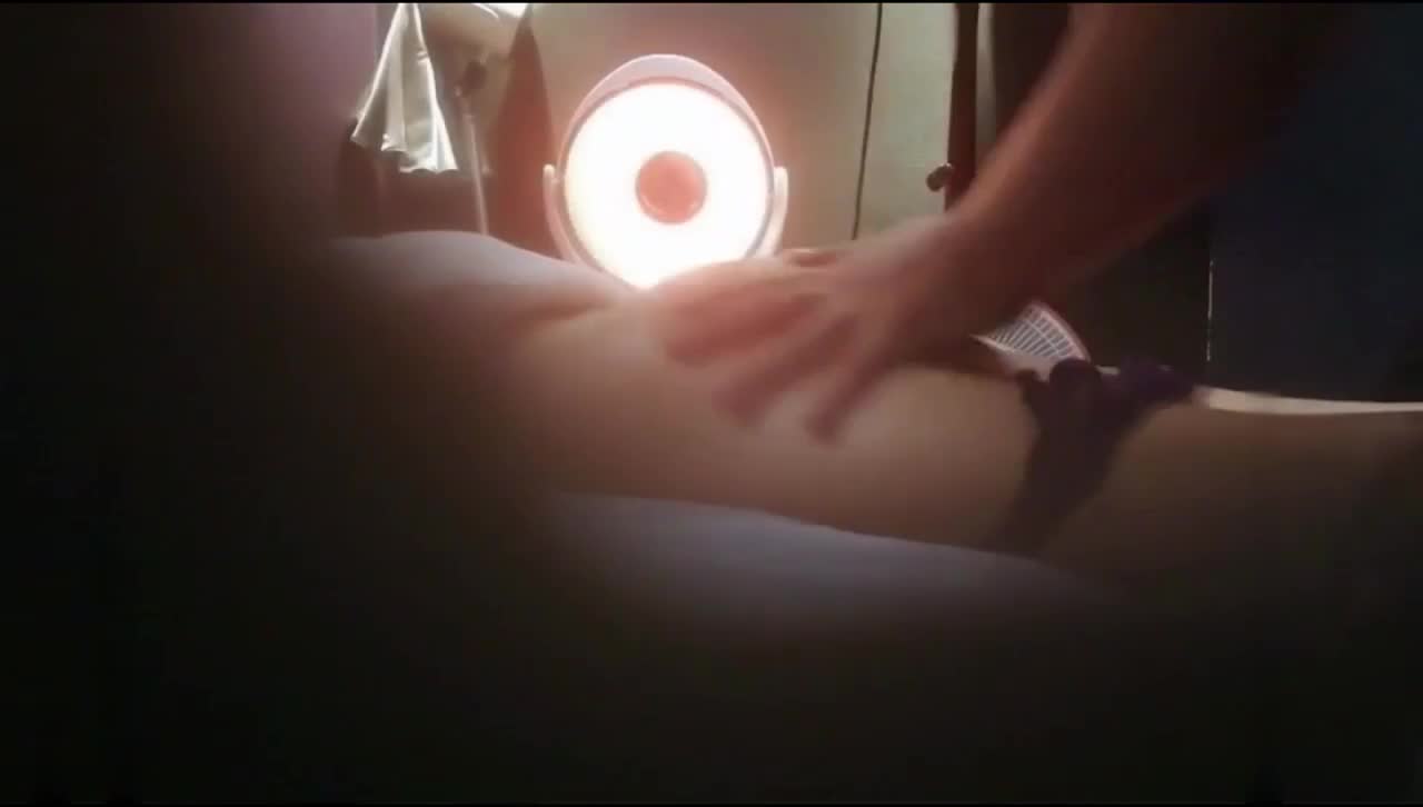 #男技师【女子养生SPA】偷拍打扮贵气的富姐来做全身推油按摩重点是要下面骚穴有高潮