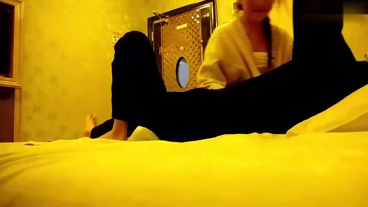 #按摩会所勾搭清纯大奶眼镜妹刚工作不久见客人长得帅一脸花痴