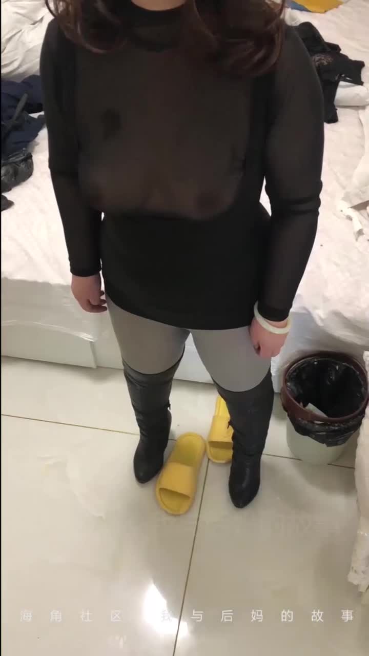 #我与后妈的故事【海角精选】入了海角后，每天都在看大神的乱X攻略贴，真的是让我欲火焚身！饥渴难耐之下，我把目光看向了三年前毁我家庭的后妈身上！今天给她取快递，发现了她的惊天秘密！顺便偷拍几张这个骚货的照片！给大家看一下！我和她的关系是这样的，我爸妈很多年前就离婚了，我爸又找了一个，结果这个女的也是个二婚还带了个孩子。