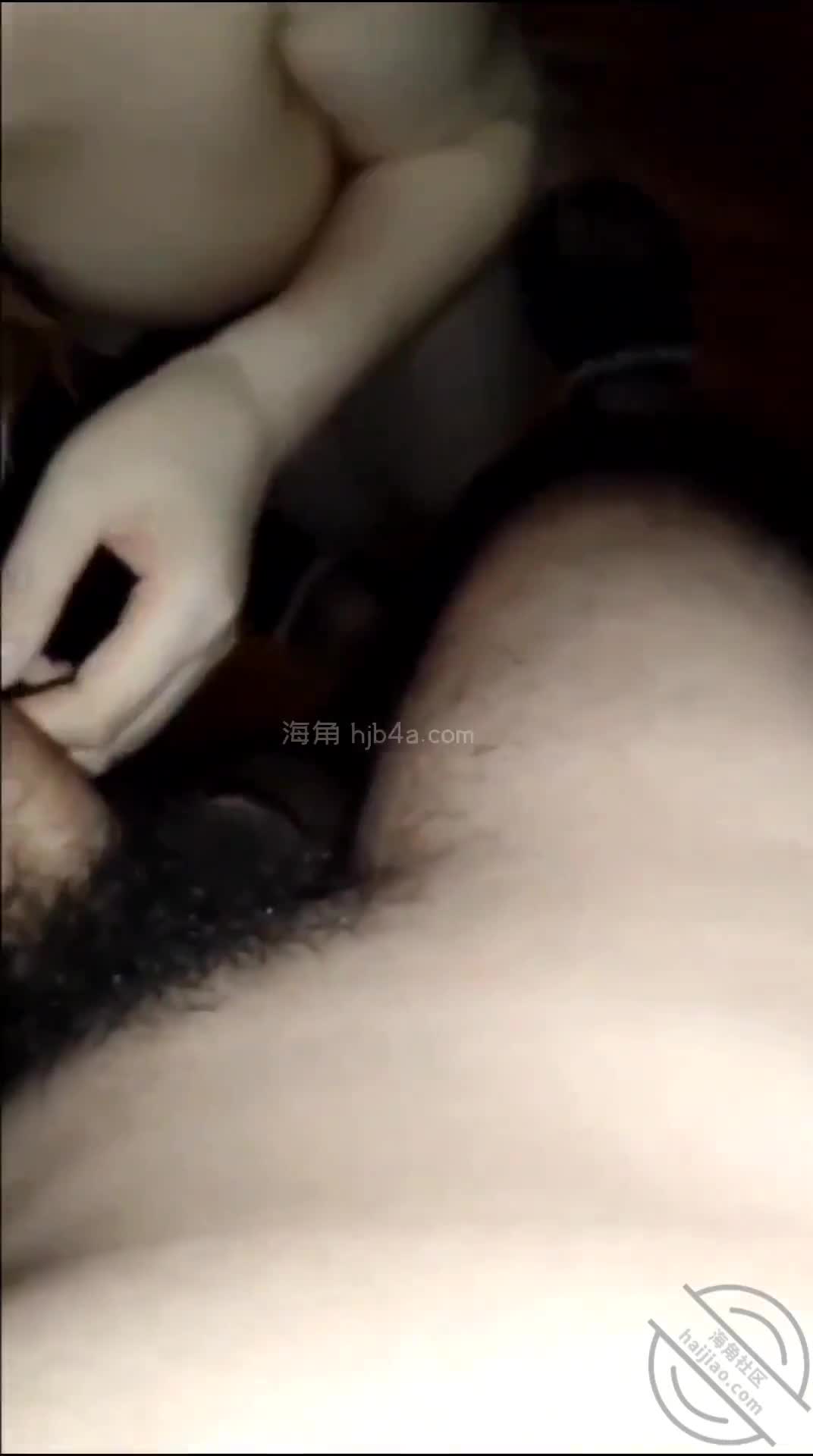 #爱姐姐的极品身材【海角精选】老铁们，看了海角1年多。也发一发我的姐姐，比我大5岁多，今年刚30+，身材不用说  168身高。原装的屁股和，图片是前几天约姐姐吃饭的。有聊天记录和吃饭图片。但是小时候是真没啥想法，涨的也不好看，身材也没有发育好。完全不是晚上意淫的对象。这次说来也巧，就是聊着日常，发现最近要换房子，她房东要涨房，可能是防备我吧，她叫上了她所谓的闺蜜偷拍了几张上厕所照片。请她俩吃完饭，去她们租的地方聊了会天，就撤了。她闺蜜在，成也闺蜜，败也闺蜜。