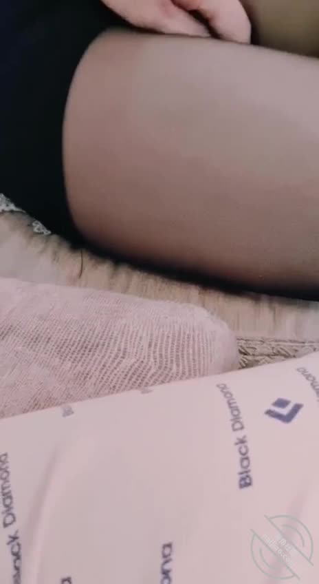 #圣母淫妇【海角精选】老妈出轨，到底该不该告诉老爸？肥水不想流外田大概是一年前，我跟我妈躺床上一起用她手机刷快手的时候，他情夫发来了的聊天记录我才发现她出轨，后来我和我妈暑假回姥姥家的时候，她还跟情夫打视频电话，打着打着就跑进了厕所，等出来的时候视频也没挂，第二天回家的时候那个情夫来接的我们，我妈让我先回家，说是去店里，我估计多半是去做爱去了