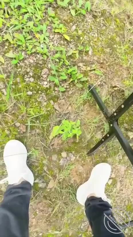 #长腿女儿丽丽【海角精选】野外跟女儿做爱，感受女儿害怕到颤抖的阴道无比紧致叫女儿把屁股翘起来，我摸着女儿早就湿透的小逼，忍不住就插了进去,每一次顶进去，我的肚子都撞在女儿的屁股上，我们没带什么垫子，只能站着干，干了一会这个角度看不到女儿的大长腿，我想着一个老哥说在野外就是走到哪里干到那里，哈哈，刺激是真刺激