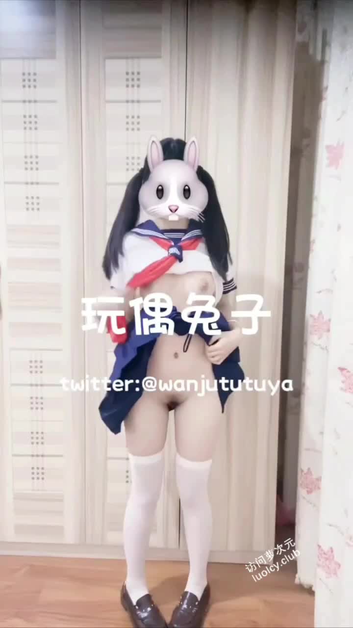 玩偶兔子，JK白丝水手服自慰，两根手指插入嫩穴，小穴被扣的受不了，淫水喷的床单都湿透了#维吉尔 #玩偶兔子 #自慰 #jk #异物 #喷水