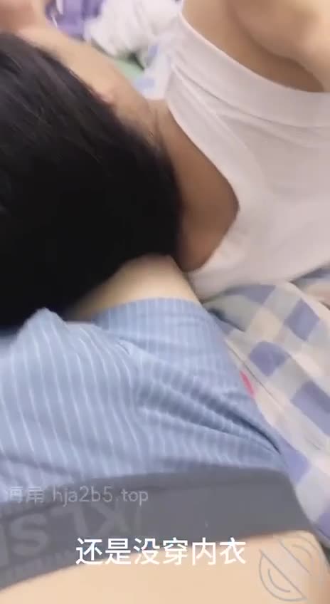 #深圳工厂母子【海角精选】和老妈睡在一张床上，紧张的不行手都是抖的每天晚上还没开始睡就已经硬的不行了，一直不敢对老妈动手 看了这上面那么多帖子，感觉很容易上手，精虫上脑就想着去尝试下 这里扒开裤子手都是抖的，真的太紧张了兄弟们见老妈睡得很香没什么反应，那种宽松的裤子很容易就脱掉了，这里更紧张 第一次尝试不敢乱来怕被发现都没人脸见人了 就敢地放在上面不敢乱动，看着上面的大神这操作特别的轻松好像，到了自己真的是又紧张又怕被发现，只能稍微放在屁股上打飞机️不敢乱来