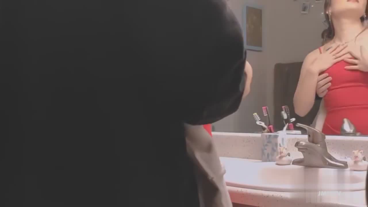 #国产 #无码 #足交 #母狗 #调教眼镜姐姐被洋男友在洗手台找刺激,口交大鸡巴