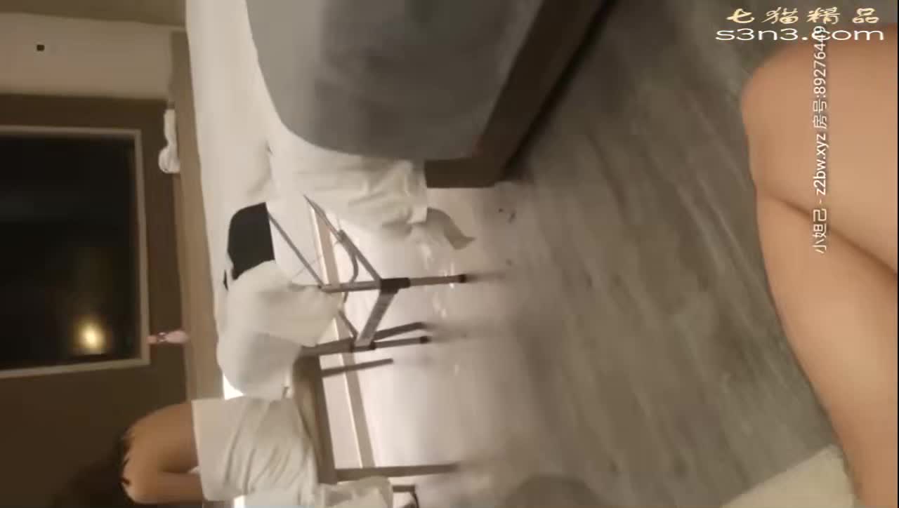 #国产 #无码 #后入 #内射 #高潮 挑逗超高冷小骚妇 这身材没得说 扣到高潮颤抖 无套插入 中途老公来电话