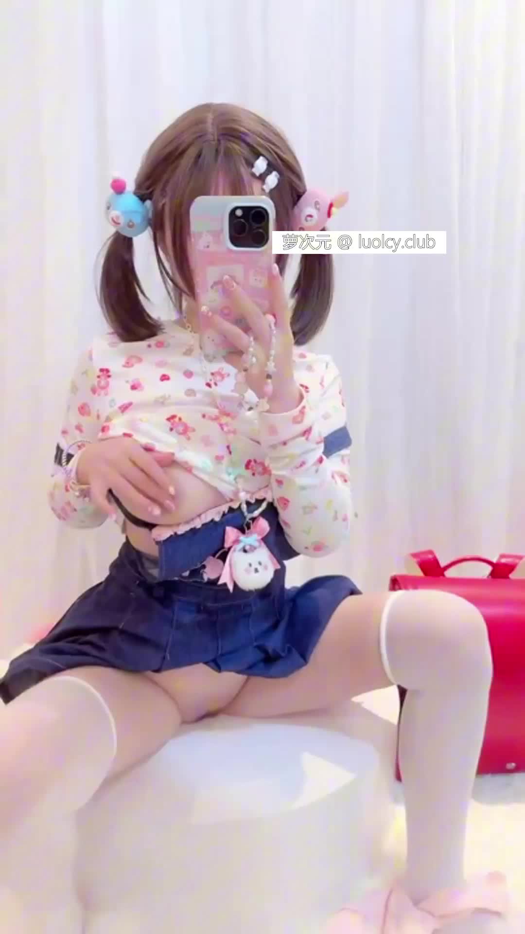 小透明 电擊萌王 顶级嫩乳双马尾白虎萝莉，白丝JK校服对镜拍自慰诱惑，被八块腹肌金主爸爸抱着腰后入爆肏#小透明 #电擊萌王 #萝莉 #白虎 #后入