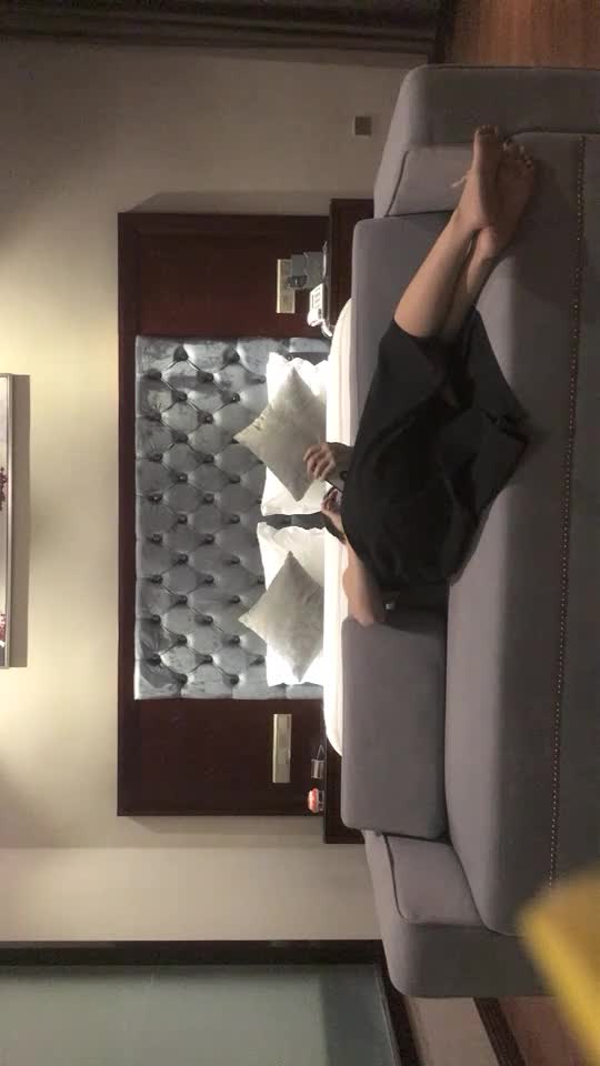 #少妇 #出轨    出轨，白嫖良家少妇，吊带黑裙小少妇，要在沙发上操，上位骑乘整根插入，跪着翘起屁股后入，刺激