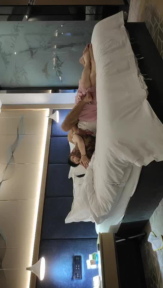 #少妇 #出轨    出轨，职业是护士小少妇，相会偷情，美胸翘臀_温柔可人聊天打炮_激情啪啪，叫声非常吸引人