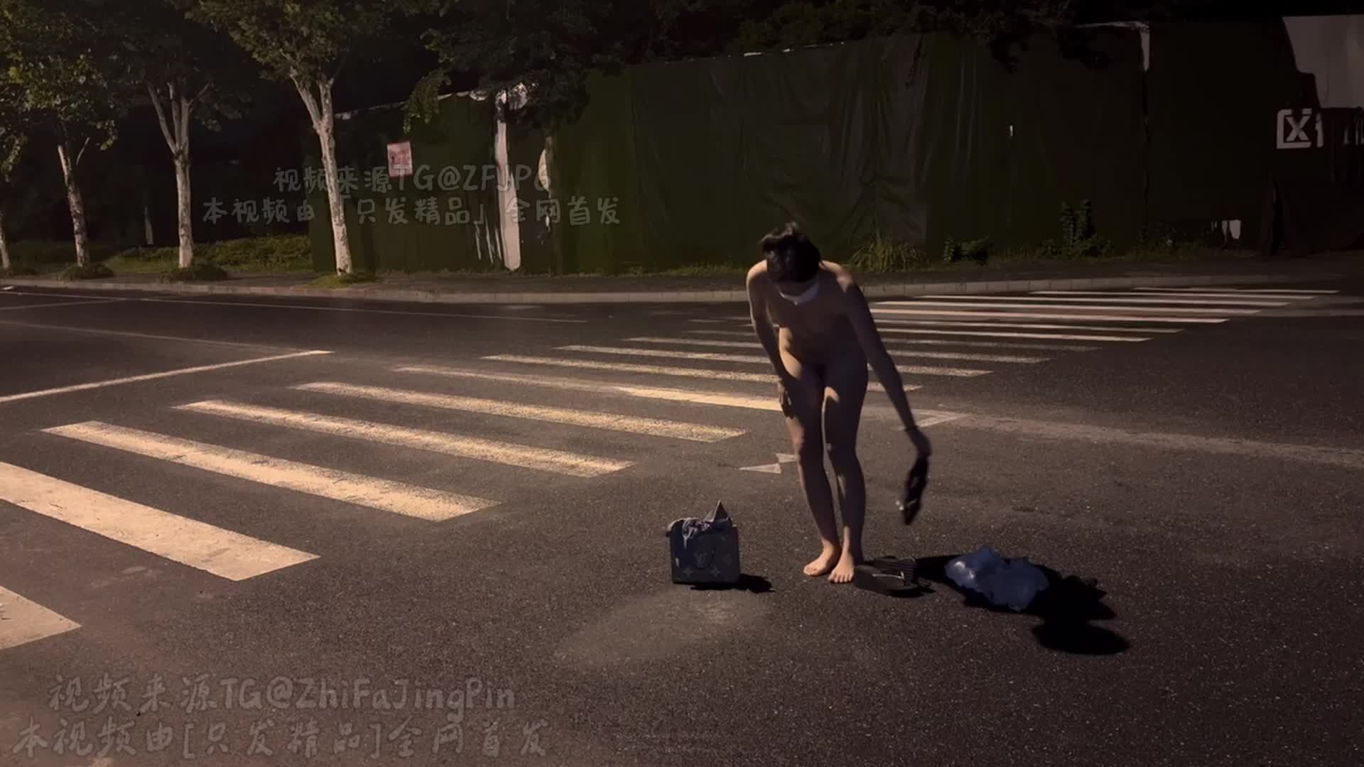 2048.vip-精品推荐 反差小母狗【岛屿】又约闺蜜户外肛塞露出了，被NPC路人不断偷拍，脱光漫步于城市马路上
