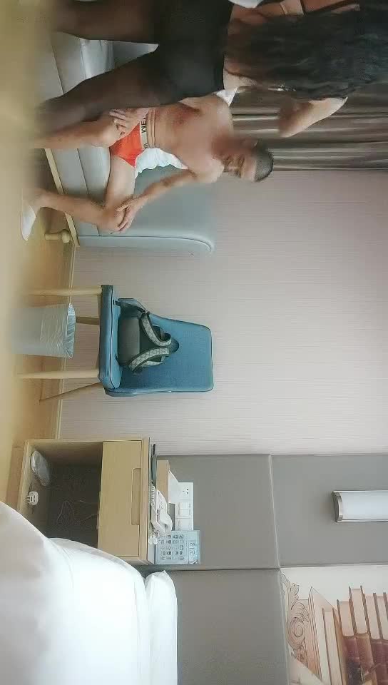 #少妇 #出轨    出轨，性感学舞蹈少妇，黑丝翘臀拱桥姿势插嘴，高难度一字马骑乘，站立抬腿侧入猛操，非常骚的少妇，下次还约她