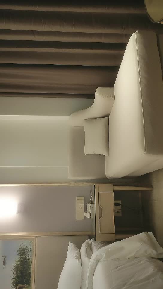 #少妇 #出轨    出轨，肉感十足超大胸外围少妇，口交，扶着床拉手站立后入，大力撞击晃动奶子，让你体验感觉拉满