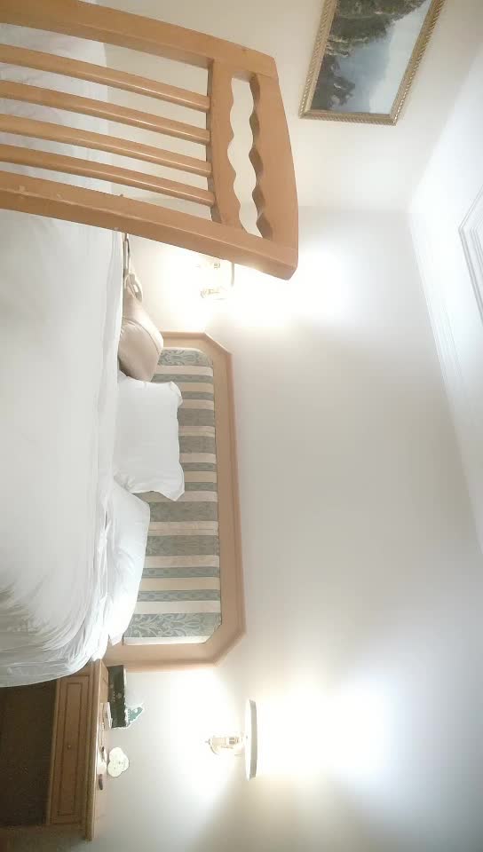 #少妇 #出轨    出轨，少妇酒店做爱，发育很好D罩杯，粉胸白臀高耸，啪啪插入骚叫不断，嗷嗷嗷的叫床