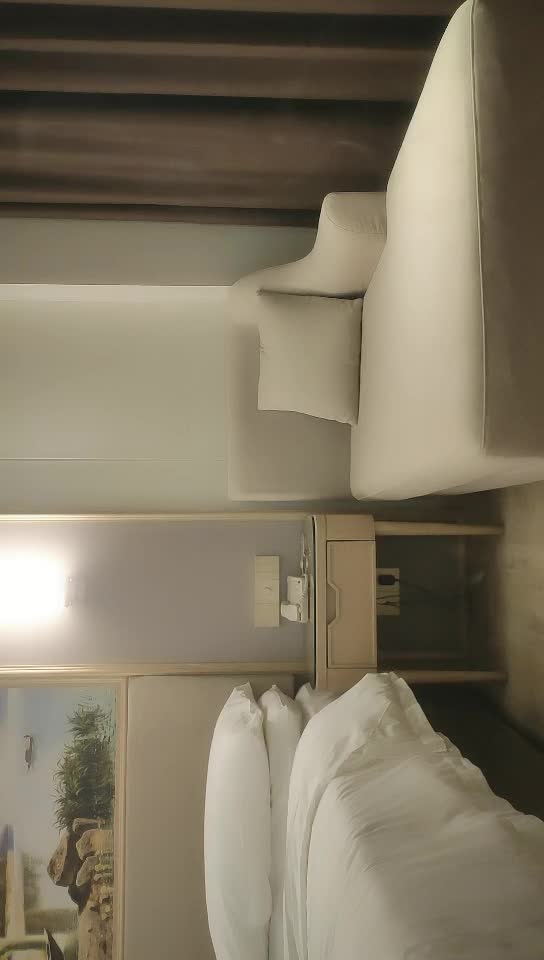 #少妇 #出轨    出轨，极品白裙外围小少妇，大长腿高跟鞋抬腿揉穴，埋头口交镜头前猛操，娇喘呻吟连连，听着就有感觉