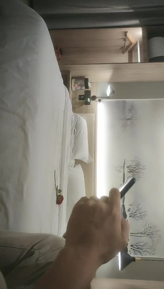 #少妇 #出轨    出轨，风情万种小少妇_D罩杯，皮肤白皙，貌美如花，舔鸡巴各种姿势啪啪