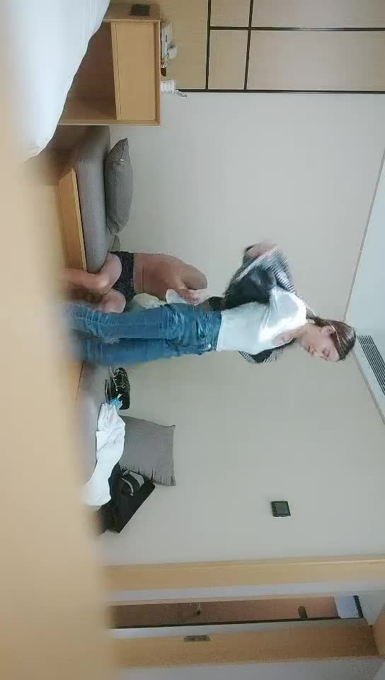 #少妇 #出轨    出轨，外围女少妇，苗条身材大长腿奶子不小，穿上情趣透视装网袜，掰穴深喉骑乘打桩，骑乘猛操毛毛浓密，绝对的是骚货一枚