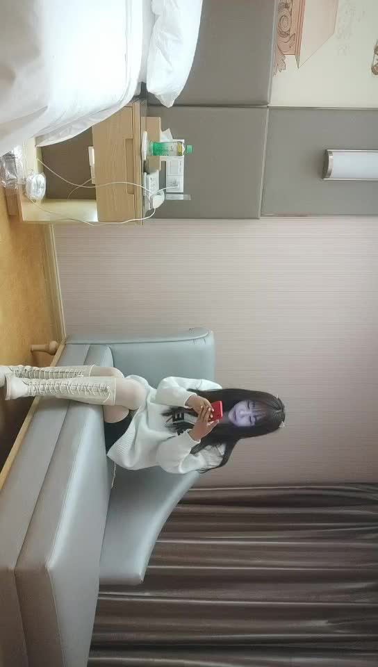 #少妇 #偷情   偷情，高颜值小少妇，扒掉衣服大奶子，骑乘爆插多毛骚穴，爽的受不了浪叫，听着就很有感觉