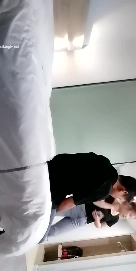 #少妇 #出轨    出轨，酒店偷拍外围少妇，两男两女4P口交啪啪，同床竞技淫声浪语不绝于耳，非又有吸引力做爱，听着就有感觉