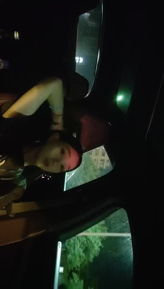 #少妇 #出轨    出轨，漂亮小少妇，酒店开房激情啪啪 ，小骚货花样多啥都懂，抬腿侧入爆插小穴，搞得少读受不了 ，嗷嗷叫床