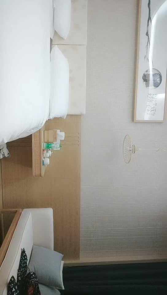 #少妇 #偷情   偷情，肉感十足少妇，穿上连体网袜特殊姿势口交，大屁股整根插入，站立抬腿后入猛操，绝对的是刺激体验