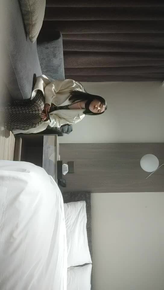 #少妇 #偷情   偷情，约外围少妇，美腿长裙坐身上揉胸，蹲在地上吸吮大屌，埋头舔逼低吟，交叉姿势爆插小穴，技术一流好