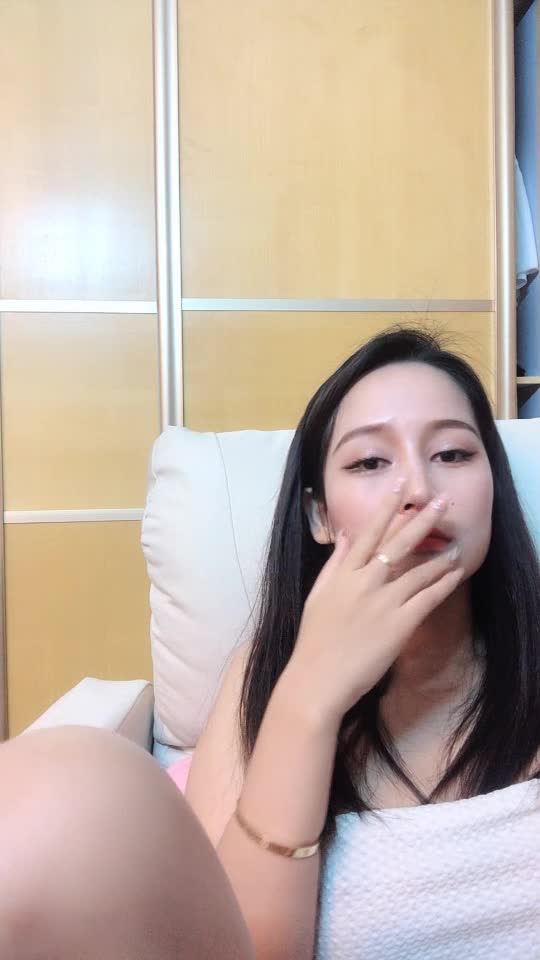 #少妇 #出轨    出轨,约炮魔鬼身材少妇，一对大白兔吸睛指数高，露逼还挺肥美，跳蛋塞穴超级妩媚，满足