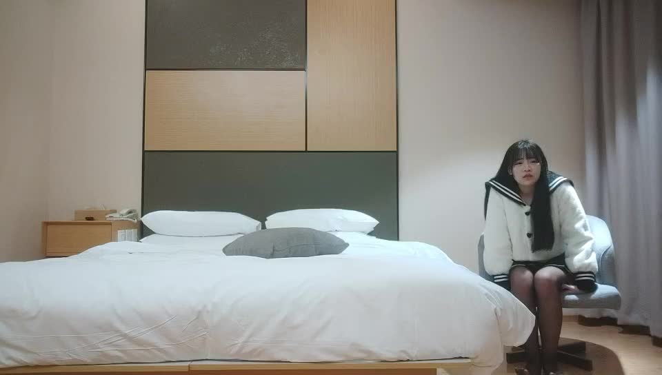 #少妇 #偷情   偷情，黑丝极品少妇，隔着内裤磨蹭小穴，换装跪地深喉，怼着大屁股交叉姿势就是操，各种姿势满足你